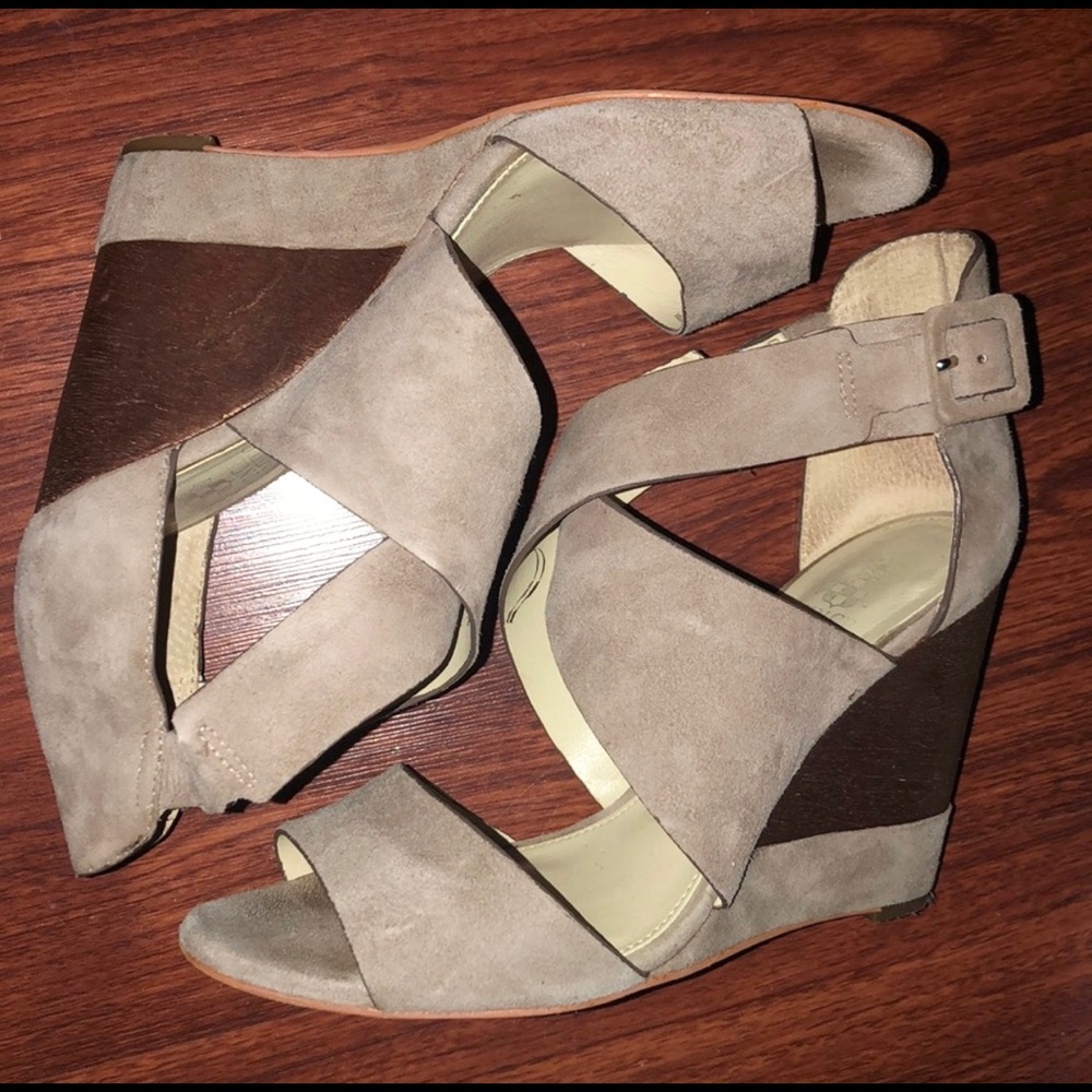 VINCE CAMUTO Suede Wedge